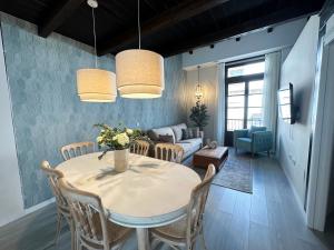 Apartamentos Puerta Elvira Suites 3000的休息区
