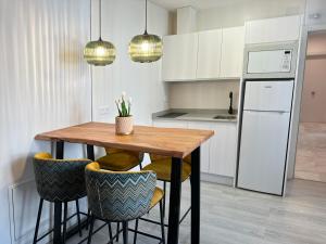 Apartamentos Puerta Elvira Suites 3000的厨房或小厨房