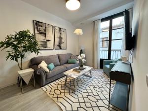 Apartamentos Puerta Elvira Suites 3000的电视和/或娱乐中心