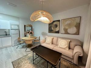 Apartamentos Puerta Elvira Suites 3000的厨房或小厨房