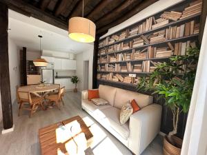 Apartamentos Puerta Elvira Suites 3000的休息区