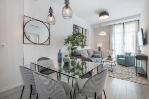 Apartamentos Puerta Elvira Suites 3000的休息区