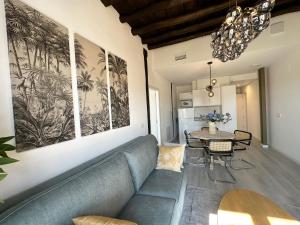 Apartamentos Puerta Elvira Suites 3000的厨房或小厨房