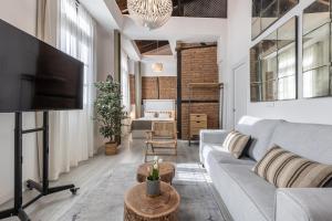 Apartamentos Puerta Elvira Suites 3000的电视和/或娱乐中心
