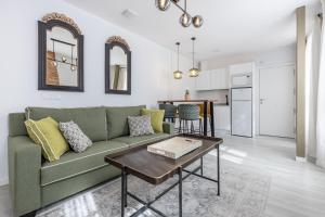 Apartamentos Puerta Elvira Suites 3000的厨房或小厨房