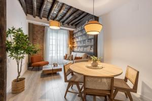 Apartamentos Puerta Elvira Suites 3000的休息区
