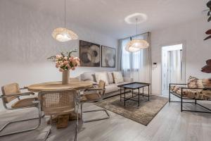 Apartamentos Puerta Elvira Suites 3000的休息区