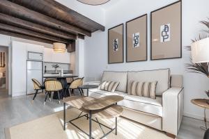 Apartamentos Puerta Elvira Suites 3000的厨房或小厨房