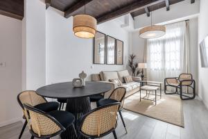 Apartamentos Puerta Elvira Suites 3000的休息区