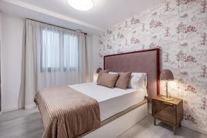 Apartamentos Puerta Elvira Suites 3000客房内的一张或多张床位