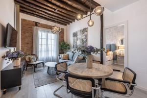 Apartamentos Puerta Elvira Suites 3000的休息区
