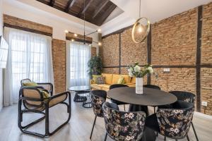 Apartamentos Puerta Elvira Suites 3000的休息区