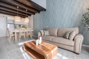 Apartamentos Puerta Elvira Suites 3000的休息区