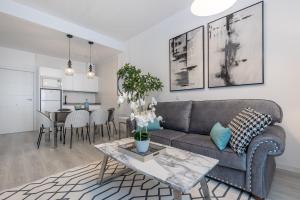 Apartamentos Puerta Elvira Suites 3000的休息区