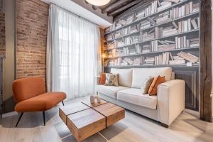 Apartamentos Puerta Elvira Suites 3000的休息区