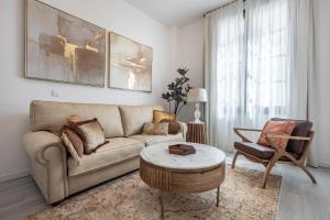 Apartamentos Puerta Elvira Suites 3000的休息区