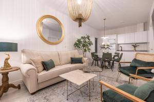 Apartamentos Puerta Elvira Suites 3000的厨房或小厨房