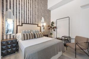 Apartamentos Puerta Elvira Suites 3000客房内的一张或多张床位