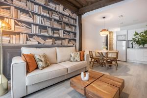 Apartamentos Puerta Elvira Suites 3000的休息区