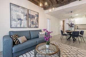Apartamentos Puerta Elvira Suites 3000的休息区