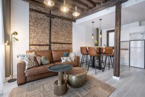 Apartamentos Puerta Elvira Suites 3000的厨房或小厨房