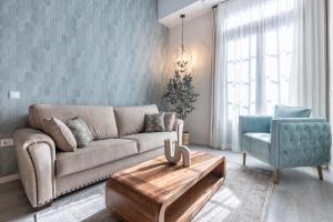 Apartamentos Puerta Elvira Suites 3000的休息区