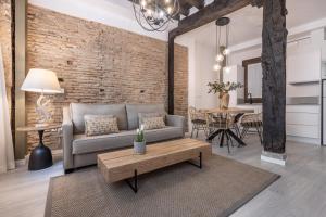 Apartamentos Puerta Elvira Suites 3000的休息区