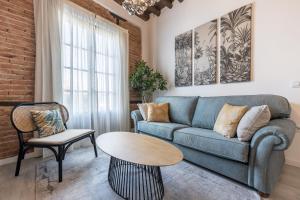 Apartamentos Puerta Elvira Suites 3000的休息区