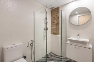 Un baño con ducha, lavabo y espejo. en Apartamentos Albaicín Centro Suites 3000, en Granada 38 fotos más