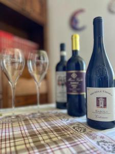 Dos botellas de vino y dos copas en una mesa en Cà di Gat, en La Morra