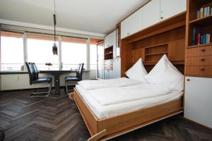 ヴェスターラントにあるHaus-am-Meer-App-30のベッドルーム1室(ベッド1台、テーブル、椅子付)