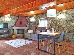 een woonkamer met een tafel en een bank bij Casa d´Amado in Sanxenxo