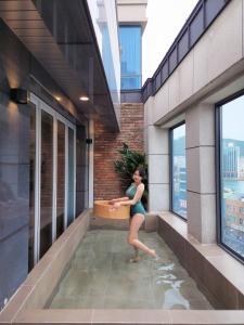 釜山的住宿－Poolvilla Gaon，站在建筑物的顶端的女人