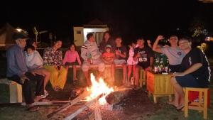 een groep mensen die rond een vuur zitten bij Segara Healing Villa in Kintamani