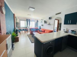 uma cozinha e uma sala de estar com um sofá em Alina365 Euromarina 78 em La Manga del Mar Menor