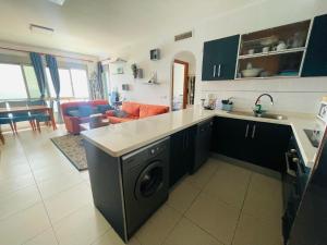 uma cozinha e sala de estar com um sofá em Alina365 Euromarina 78 em La Manga del Mar Menor