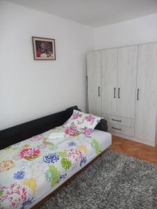 um quarto com uma cama e armários brancos em Jugi em Novi Pazar