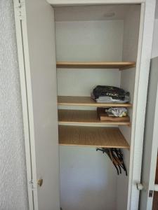 una cabina armadio con scaffali in legno di Studio La Grande Chaume A a Enchastrayes