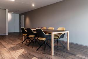 uma sala de conferências com mesa e cadeiras em Panoramic Minusio by Quokka 360 - Luxury with Lake View em Minusio