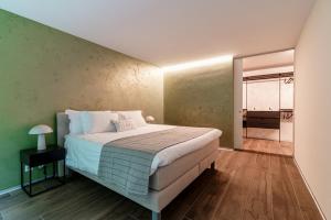um quarto com uma cama grande e um espelho em Panoramic Minusio by Quokka 360 - Luxury with Lake View em Minusio