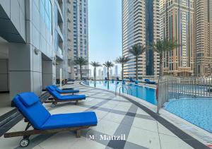 Bazén v ubytování Manzil - Stunning 2BR Apartment in Dubai Marina nebo v jeho okolí