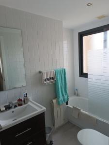 y baño con lavabo, bañera y espejo. en Apartamento Holydais Monica en Murcia