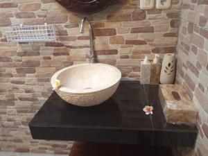 ein Badezimmer mit einem großen Spülbecken auf der Theke in der Unterkunft Villa Almond Mayo in Gili Trawangan