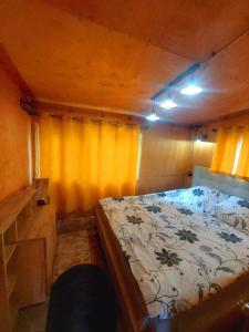 Orelskyi Dvor في Mohyliv: غرفة نوم بسرير في غرفة بجدران صفراء