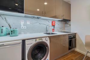 a kitchen with a washing machine and a sink at Bonneville Setúbal I, By Home Match in Setúbal