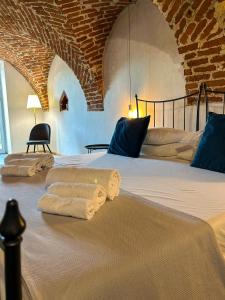 una camera con due letti e asciugamani di Bed and Breakfast Caplin a Mondovì