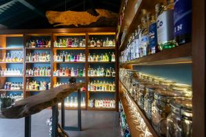 - un bar avec de nombreuses bouteilles d'alcool dans l'établissement Solar Branco Eco Estate, à Ponta Delgada