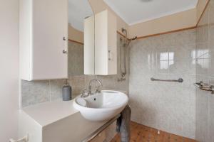 Et badeværelse på Beach House 3 mins Walk Bellerive Beach, Hobart + 58 billeder