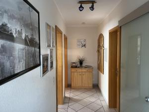 pasillo con puerta y habitación con lavamanos en An der Glocke en Plettenberg