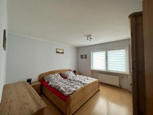 プレッテンベルクにあるAn der Glockeのベッドルーム1室(ベッド1台、テーブル、窓付)